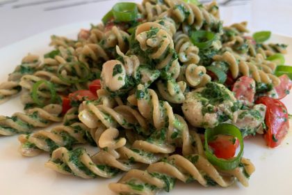 Volkoren pasta met Boursin, spinazie en tomaat foto