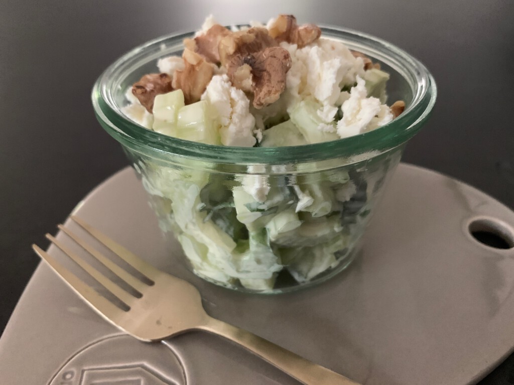 salade van bleekselderij, komkommer, druiven en feta foto