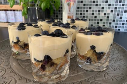 Blueberry cake trifle met vanillroom en Amarula foto