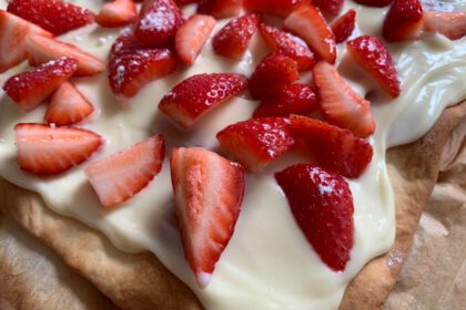 Flammkuchen met aardbeien en roomkaas:witte chocolade spread foto