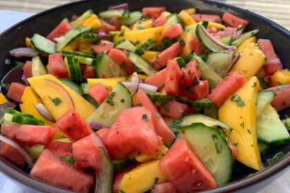 Salade van watermeloen met mango, komkommer en munt foto