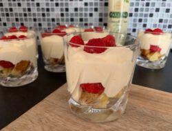 trifle met frambozencake en limoncello foto