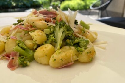 Gnocchi met broccoli en pancetta foto