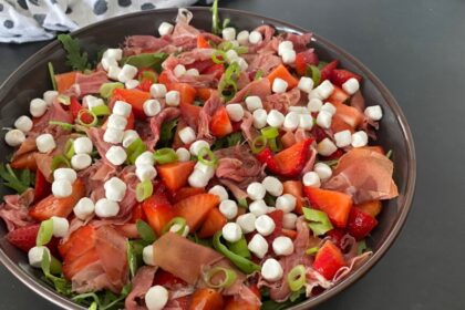 Salade met geitenkaas, aardbeien en serranoham foto