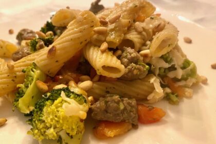Pastaschotel met broccoli, worst en geitenkaas foto