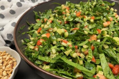 Groene salade met aardbeien foto