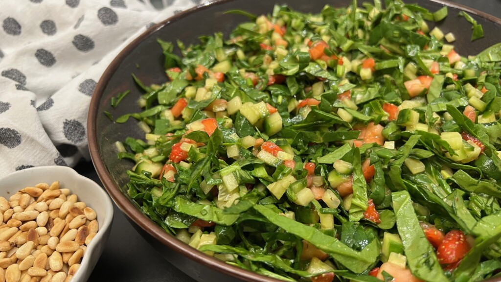 Groene salade met aardbeien foto