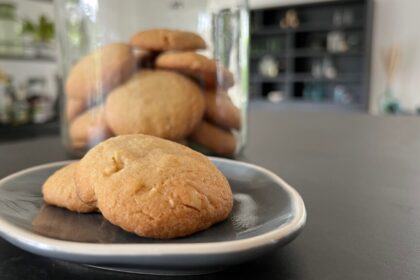Chewy koekjes met hazelnoot en witte chocolade foto