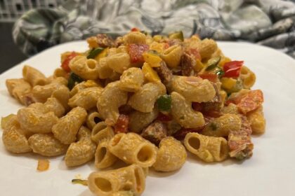 Volkoren macaroni met chorizo en groenten foto