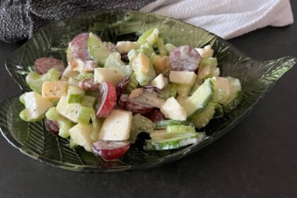 Salade met bleekselderij, appel, oude kaas en meer lekkers foto