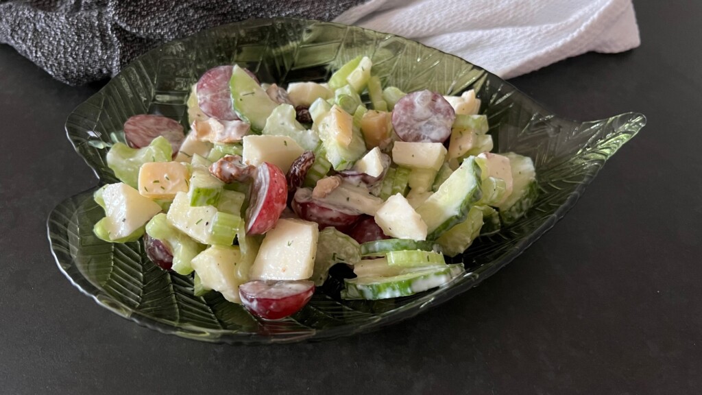 Salade met bleekselderij, appel, oude kaas en meer lekkers foto